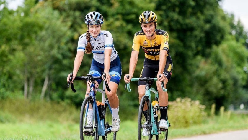 Professional cyclists from the same family