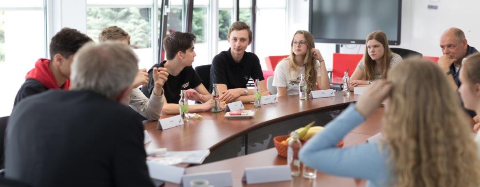 UT's president Victor van der Chijs discusses with secondary school scholars on their ideas of the UT's future