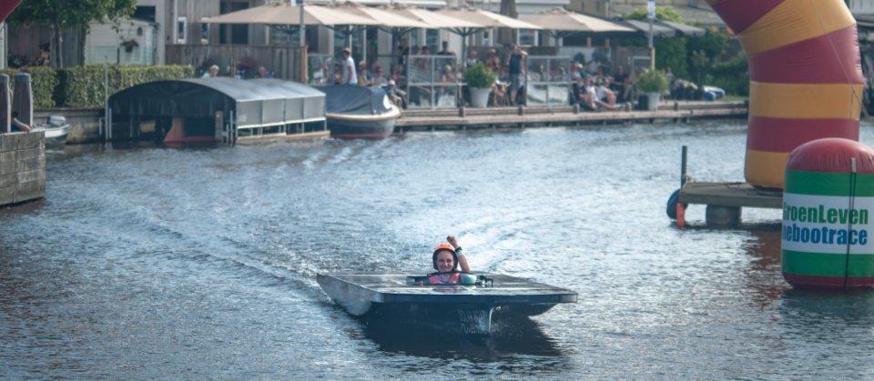 Solar Boat Twente komt over de finish tijdens de sprint. Foto: Yvon Gankema