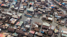 Mapping climate vulnerabilities of slums by combining citizen science and earth observation technology