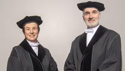Maroeska Rovers en Jouke Tamsma in toga voor hun dubbeloratie TechMed Centrum