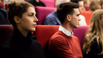 Studenten in een collegezaal bij de open dag
