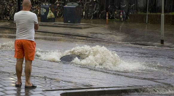 Water coming out of a sewer manhole

AI-generated content may be incorrect.