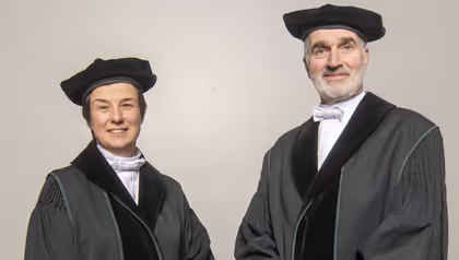 Maroeska Rovers en Jouke Tamsma in toga voor hun dubbeloratie TechMed Centrum