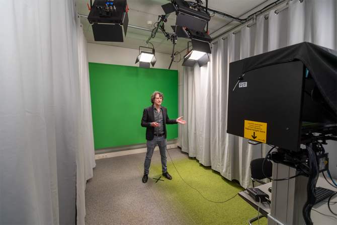 Peter Paul Verbeek using the DIY studio
