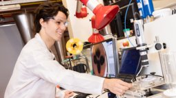 Lab work with microscopic imaging and instruments, illustrating material analysis and flow behavior in energy systems.