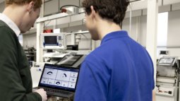 Monitoring machine performance via digital dashboard, emphasizing data-driven maintenance and operational efficiency.
